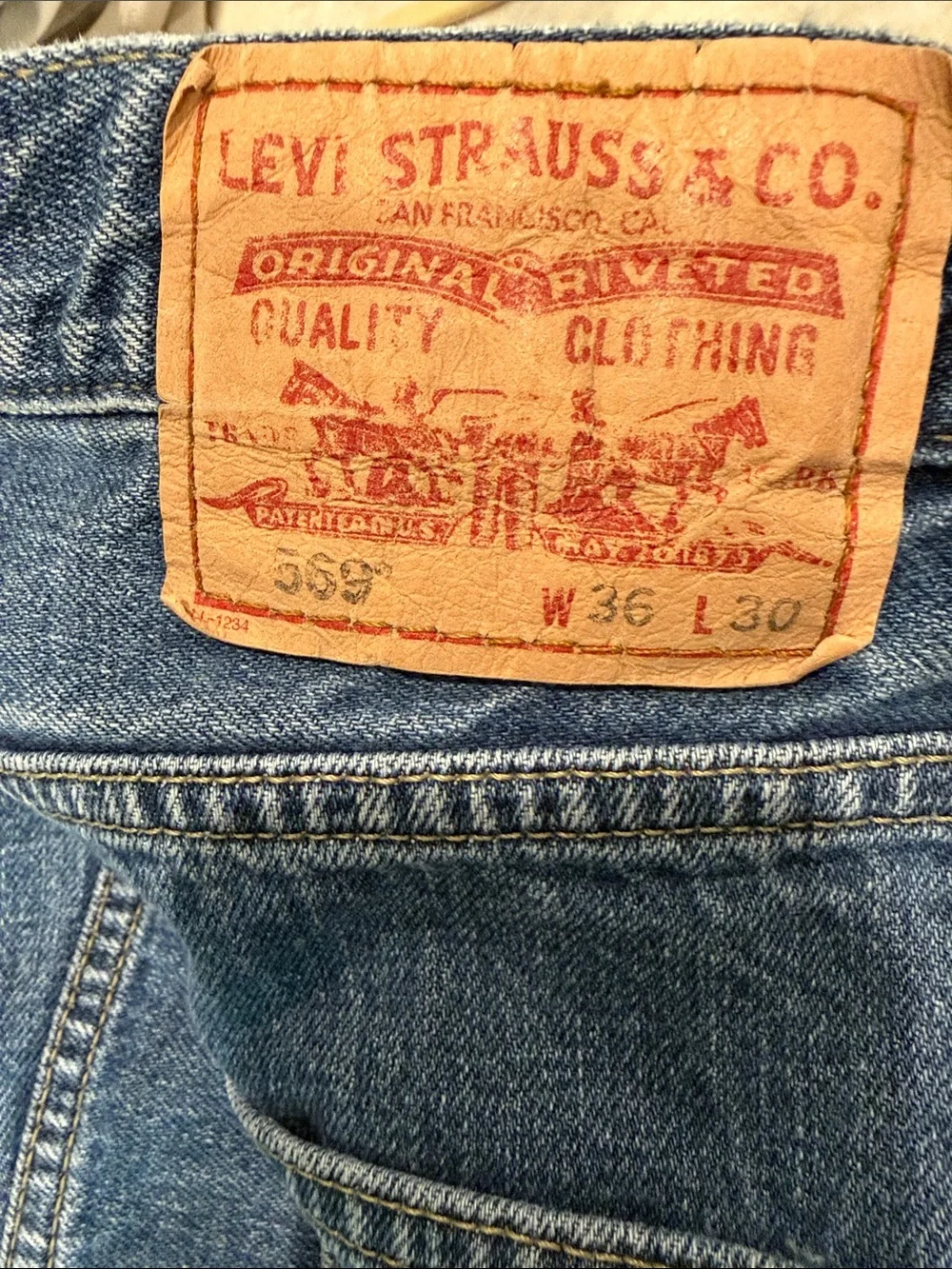 Levi's Relaxed Fit Jeans in Mid Blue Wash